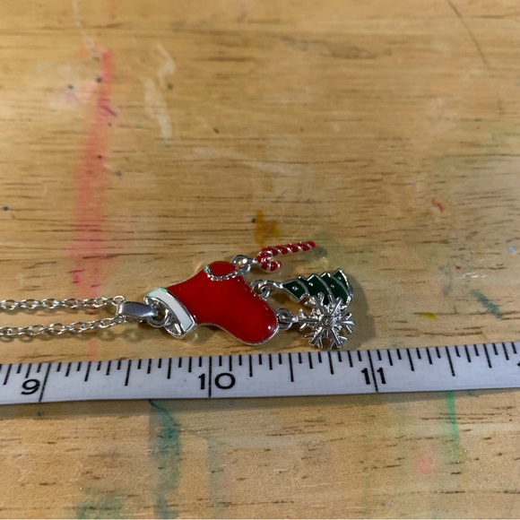 Avon Seasonal Shakes Red and Silvertone stocking Necklace NIB 2014 - Picture 2 of 7